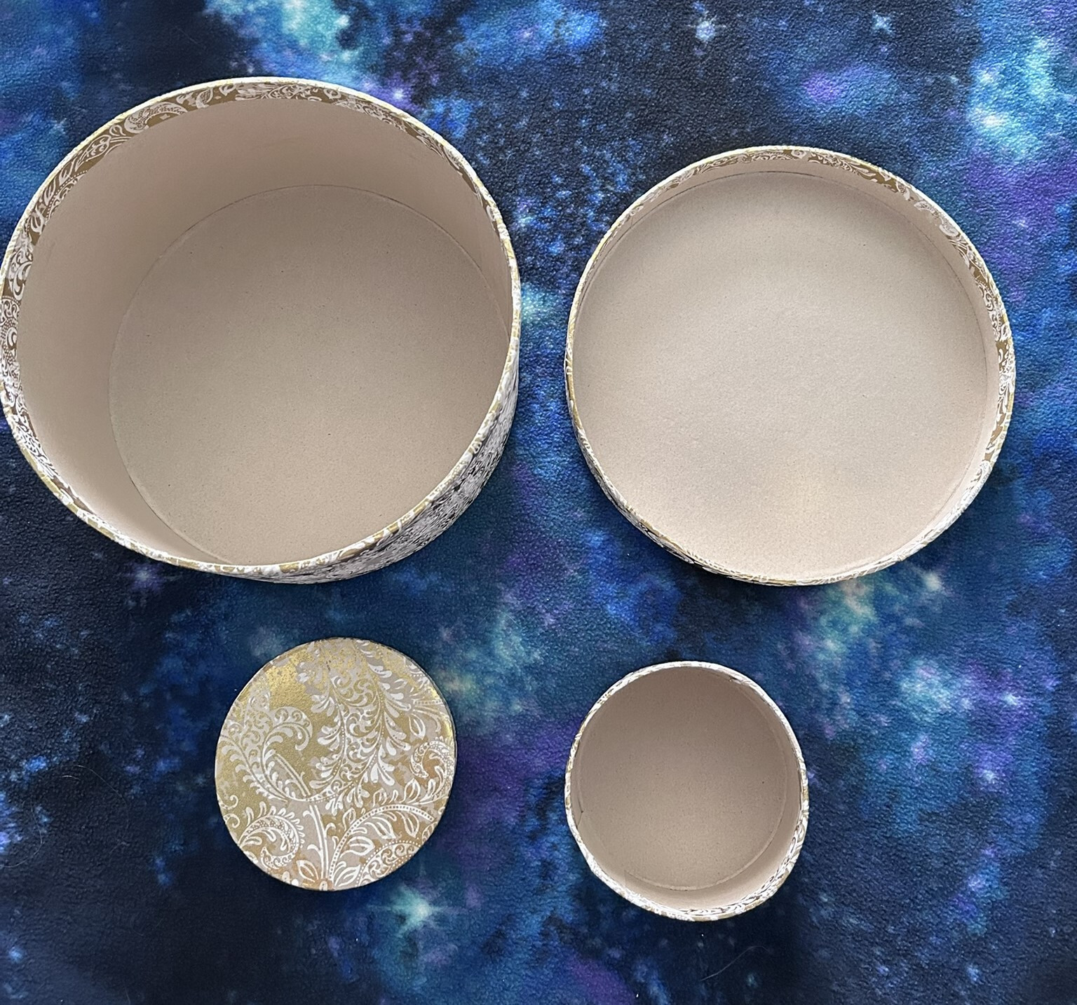 Set of 2 Round Decorative Paper Boxes Nesting Made in India NWT!! Gold & White
