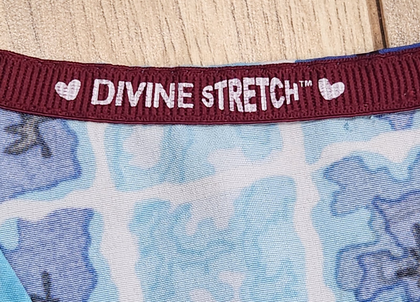 Divine Stretch Scrub Top Womens Sz Medium, V-Neck, Pockets Lightweight