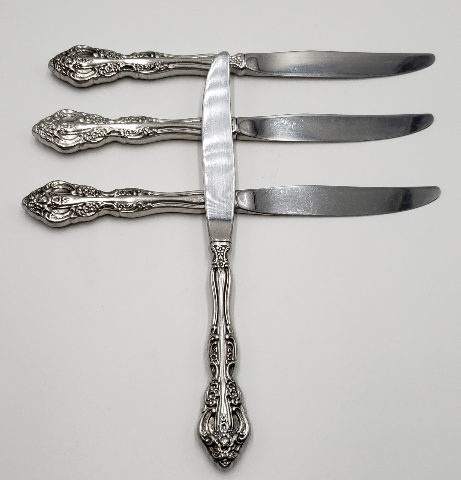 Oneida Michelangelo Stainless 4 Knives Silverware Flatware, Good Condition
