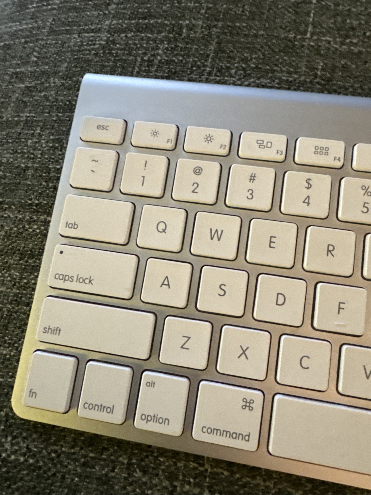 Apple A1314 Wireless Keyboard - MC184LL/B Works Tested