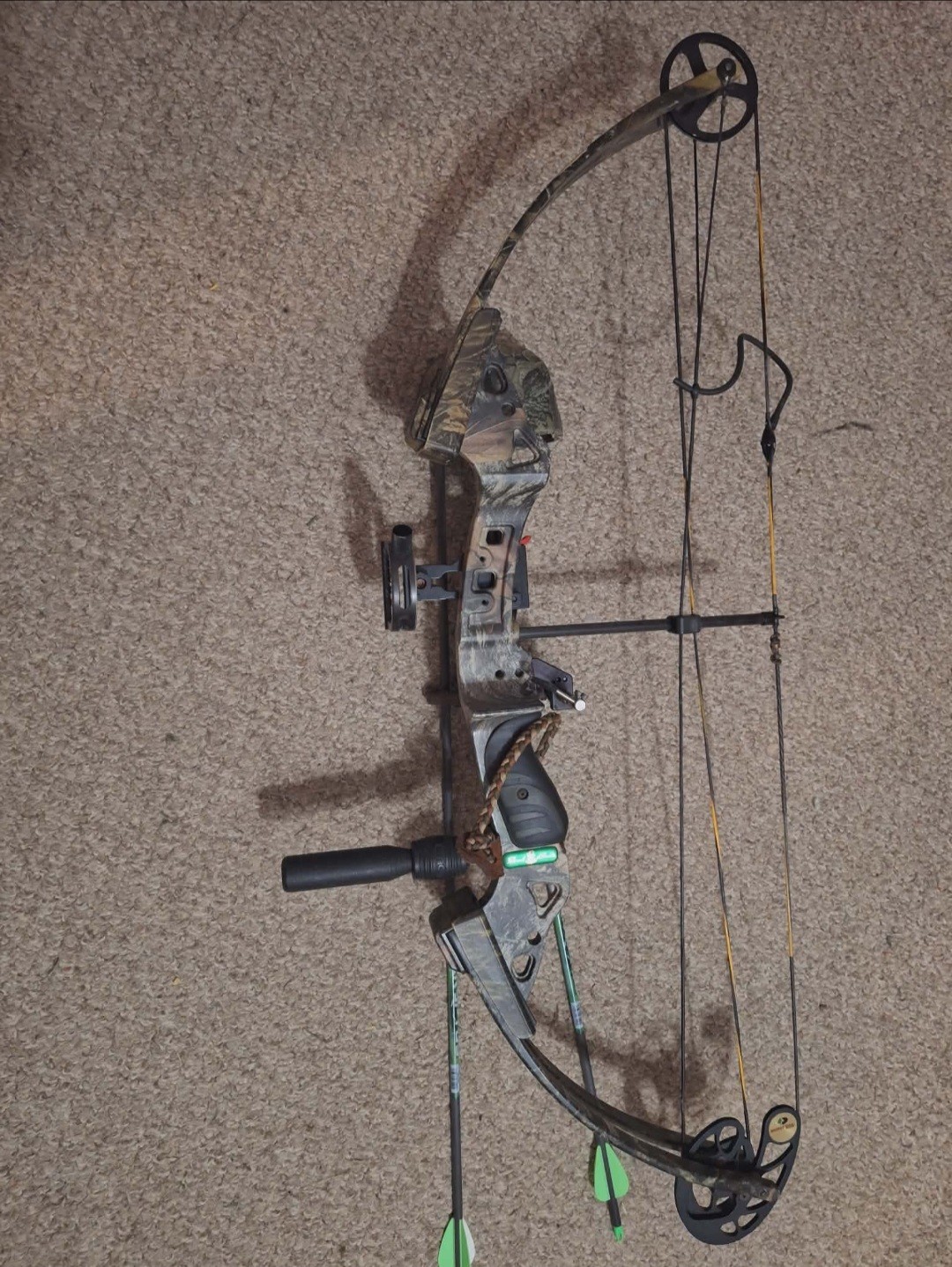 Fread Bear Compound Bow 5 Pin Site Comes With 2 Arrows a Quiver & Wrist Release