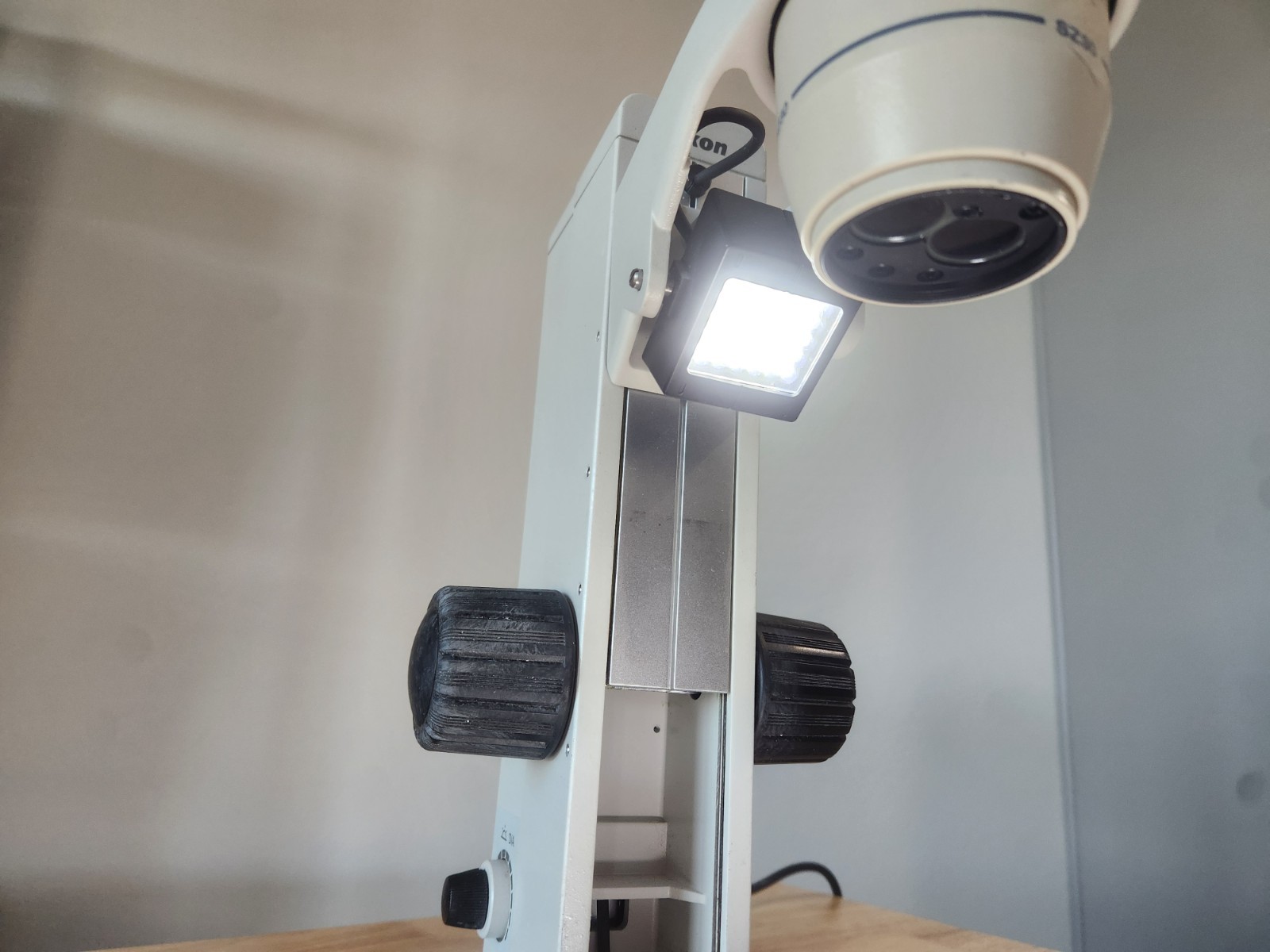 Nikon C-LEDS Microscope Stand With Olympus SZ3060 Stereo Microscope