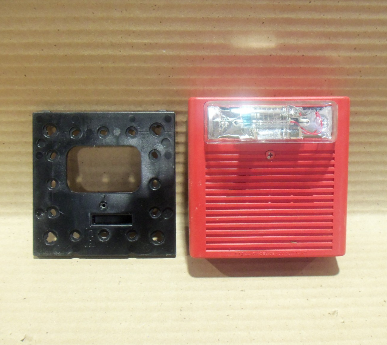 WHEELOCK AS-241575W RED WALL MOUNT VISUAL STROBE AND AUDIBLE HORN FIRE ALARM