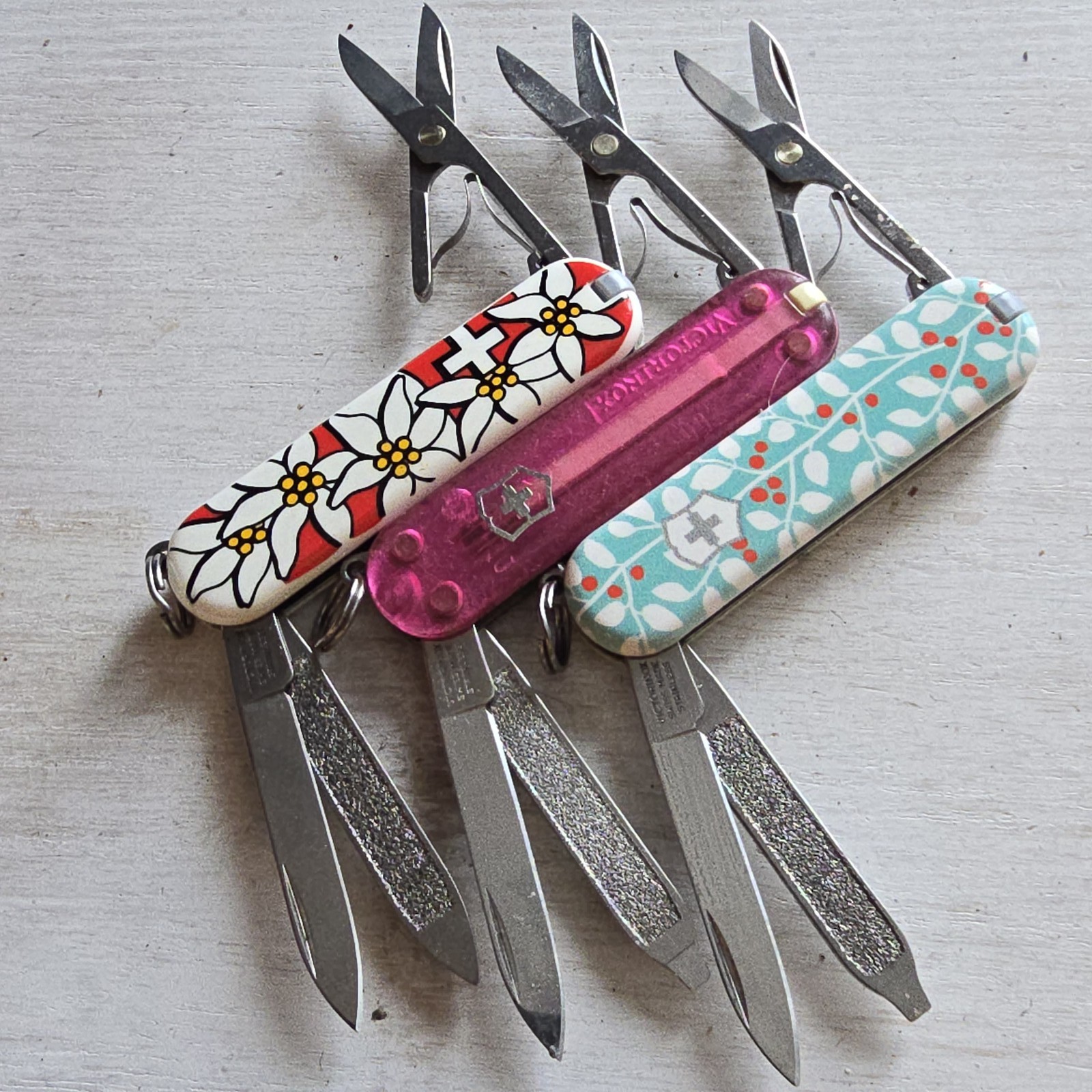 VICTORINOX SWISS ARMY KNIFE CLASSIC LIMITED EDITION EDELWEISS, WINTERBERRY, PINK