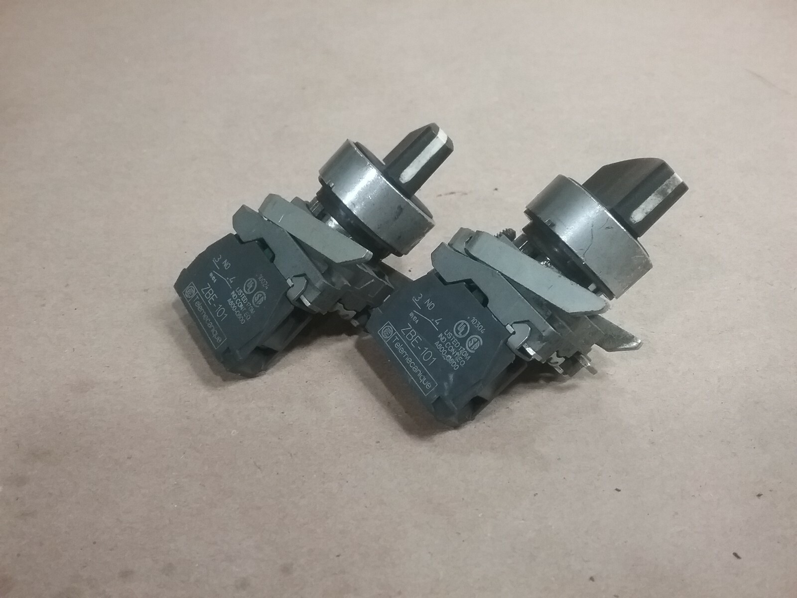 Lot Of 2 Telemecanique ZBE-101 2-Position Selector Switch #05G91