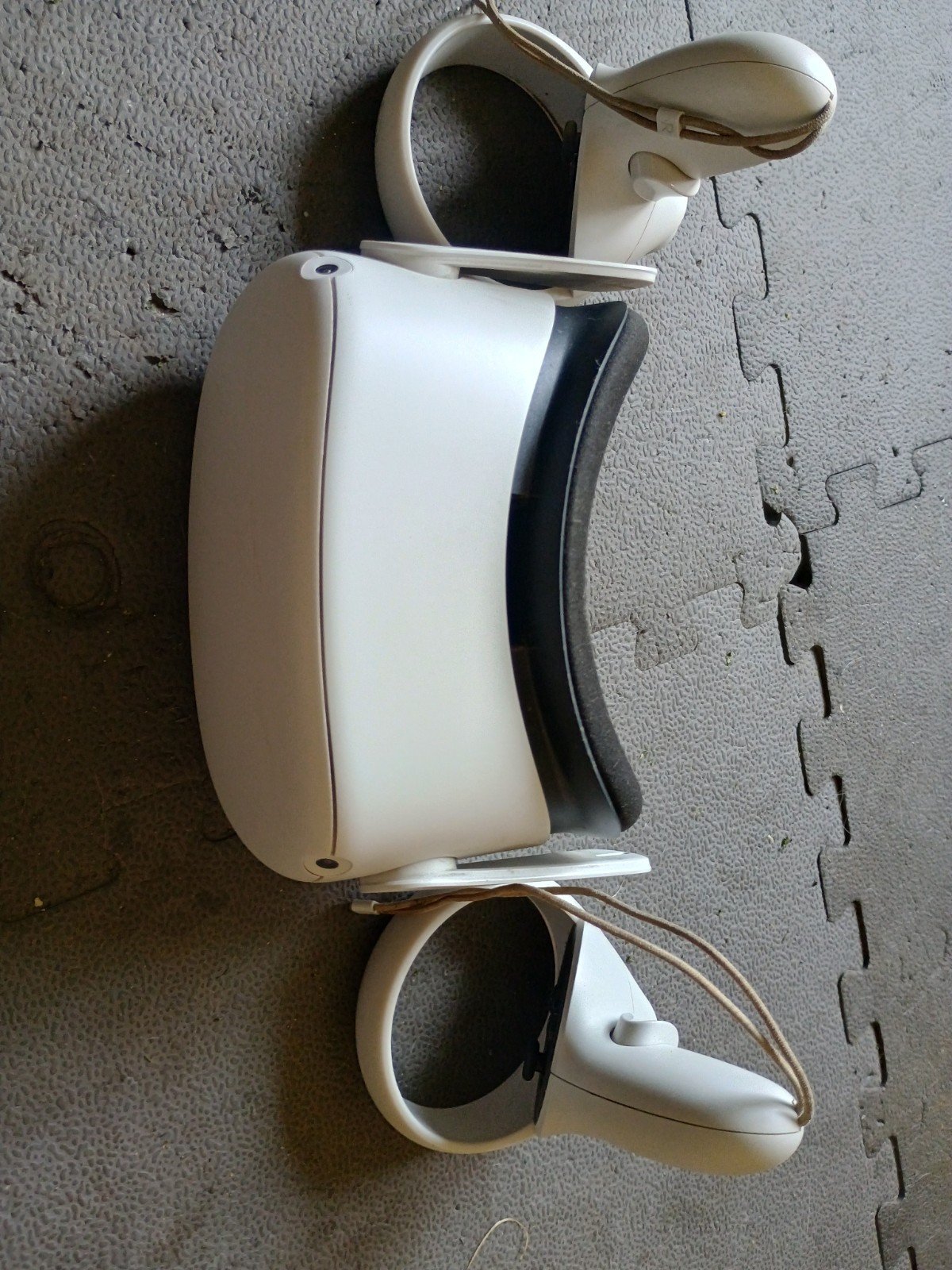 Meta Oculus Quest 2 Headset And Controllers Read