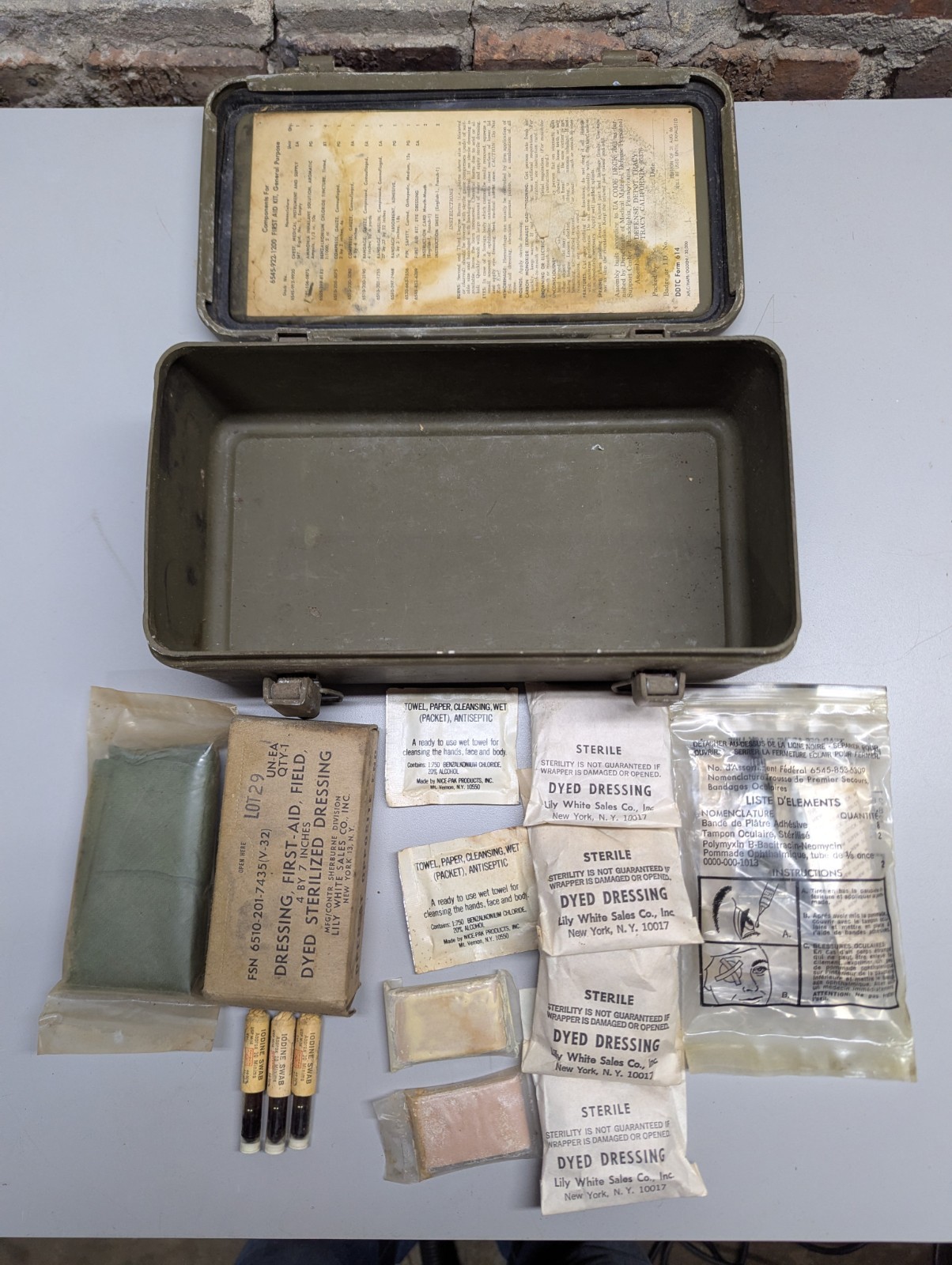US Vietnam First Aid Kit With Contents 1968 Rois Mfg Co. DSA-120-68-C-4018