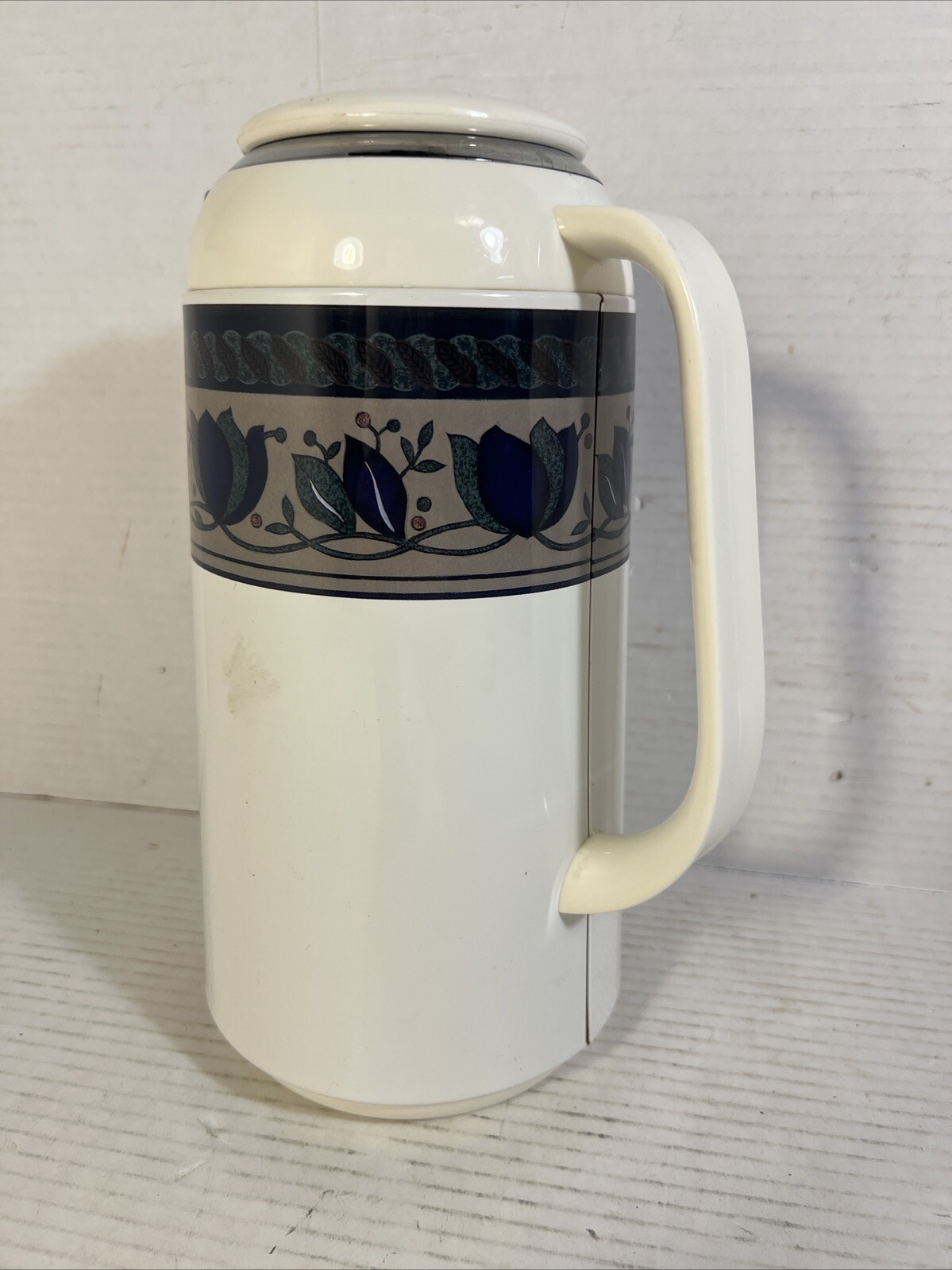 Mikasa Arabella Plastic Thermos Coffee Water Carafe Pitcher Lid White 11 In