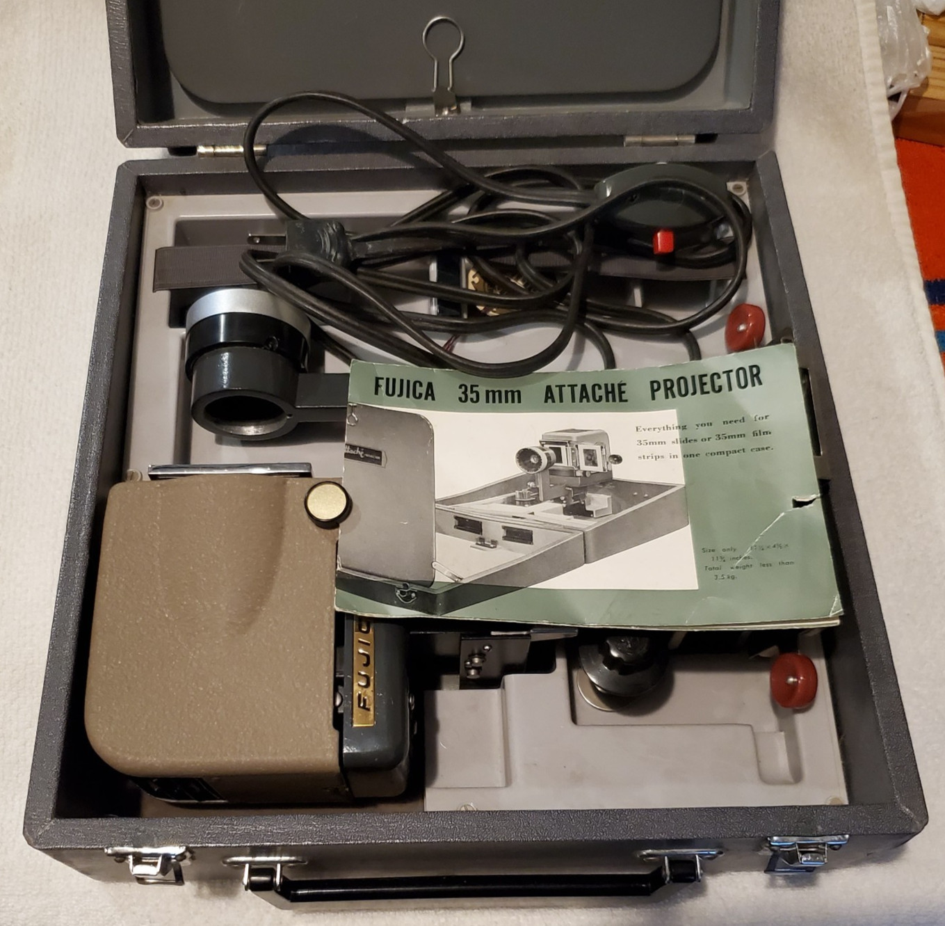 Fujica 35mm attache projector w/case & screen Vintage Used Untested