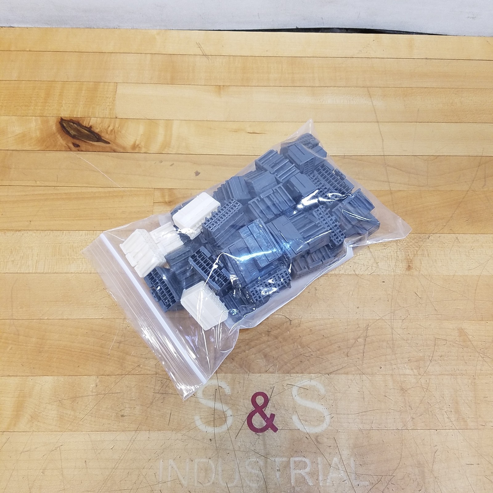 AMP PR823231 008 22P MULTI-L PLG 040/070, 178798-6 - NEW