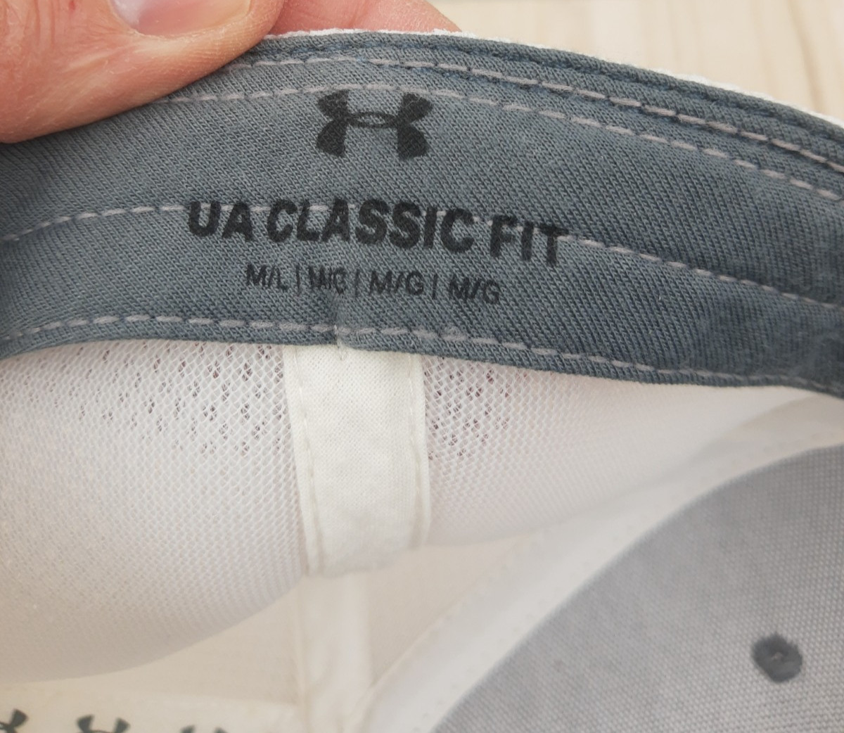 Under Armour Golf Gray/White Fitted Mesh Hat Cap Classic Fit M/L Embroidered