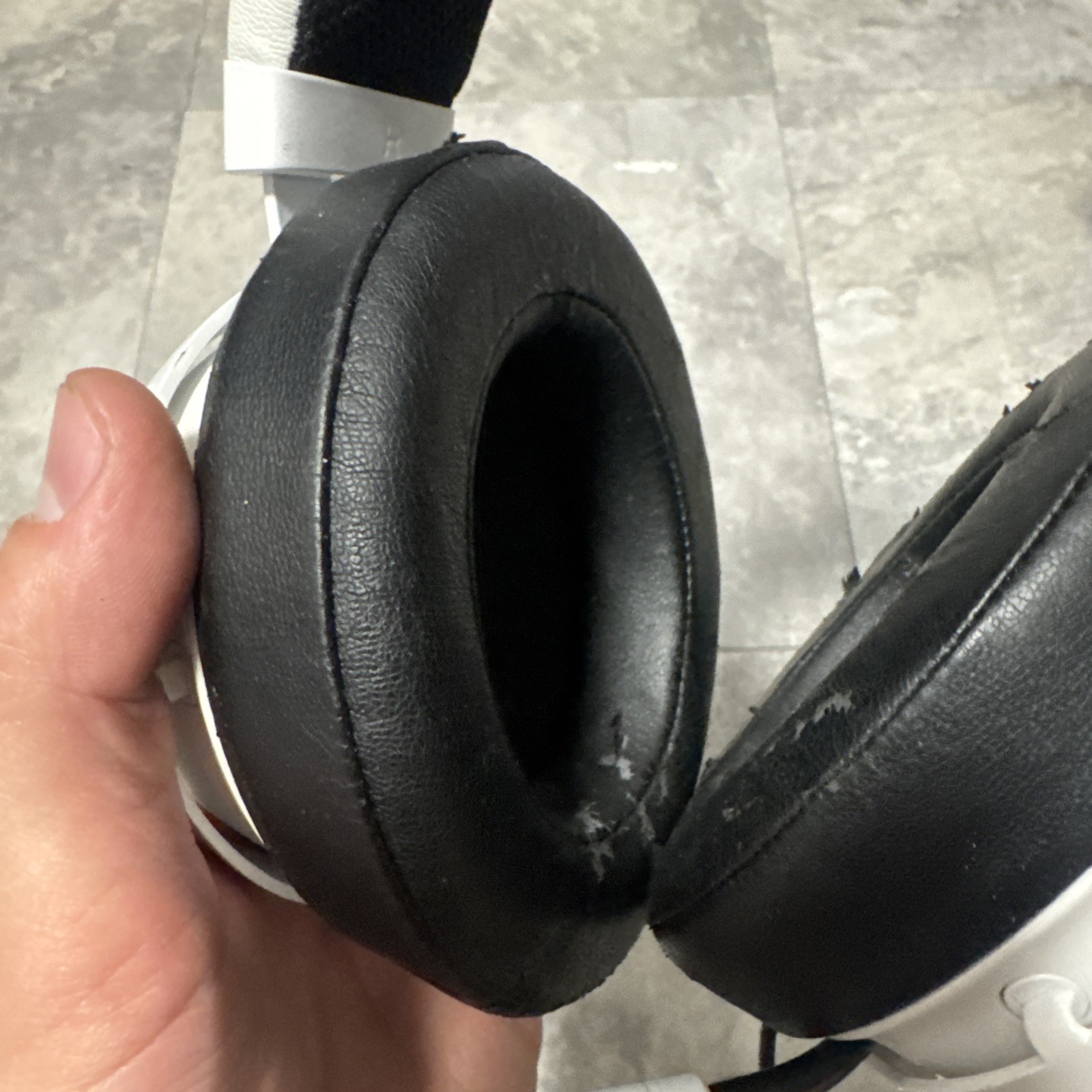 Razer Kraken Pro V2 Gaming Headset - Whote Microphone
