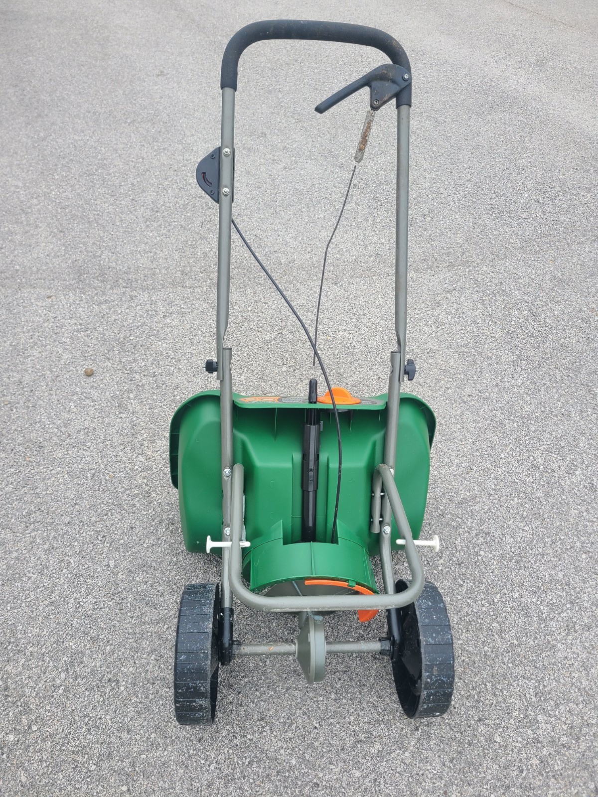 Scotts Deluxe Edgeguard Broadcast Spreader