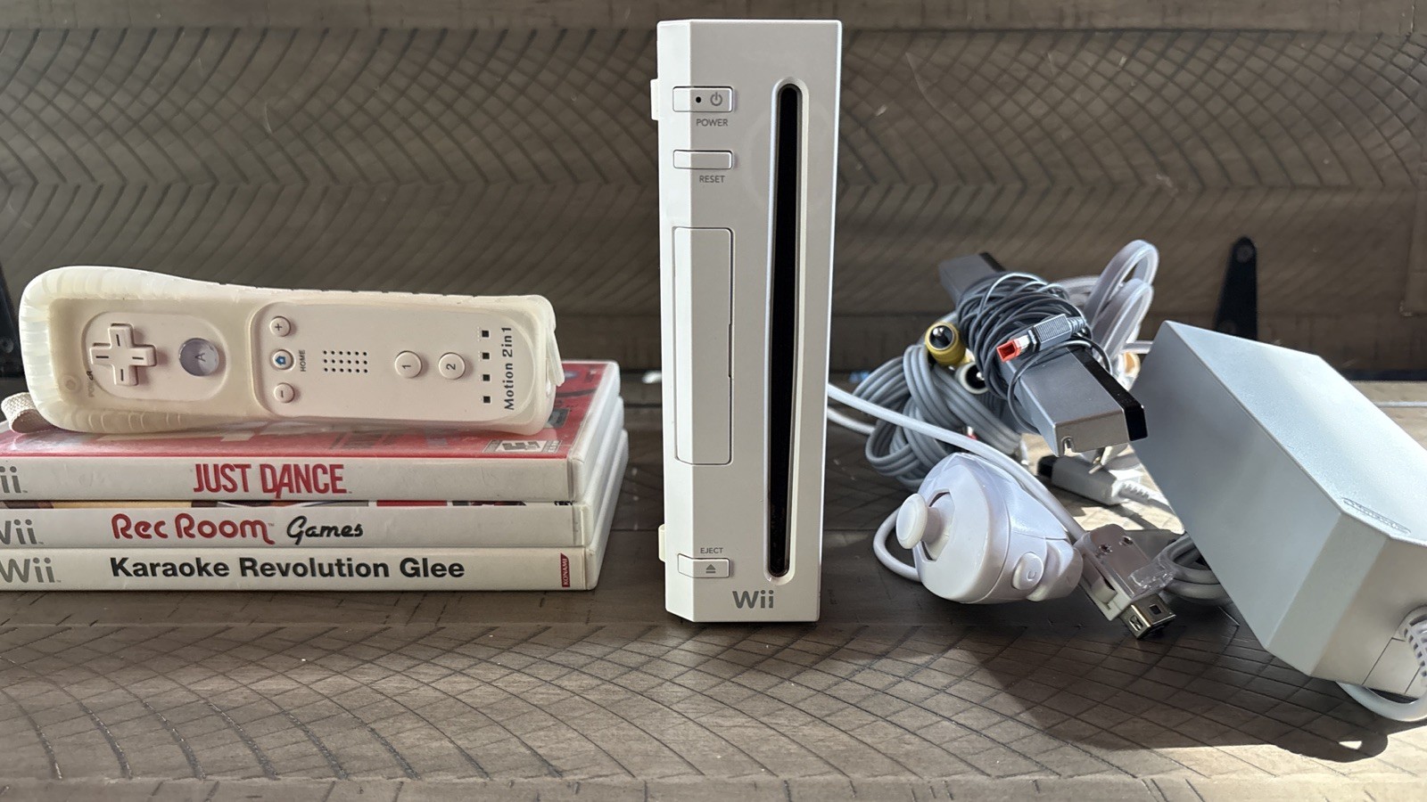 Nintendo RVL-001 Wii Console w/1-Remote/3-Games Tested Works, See Description