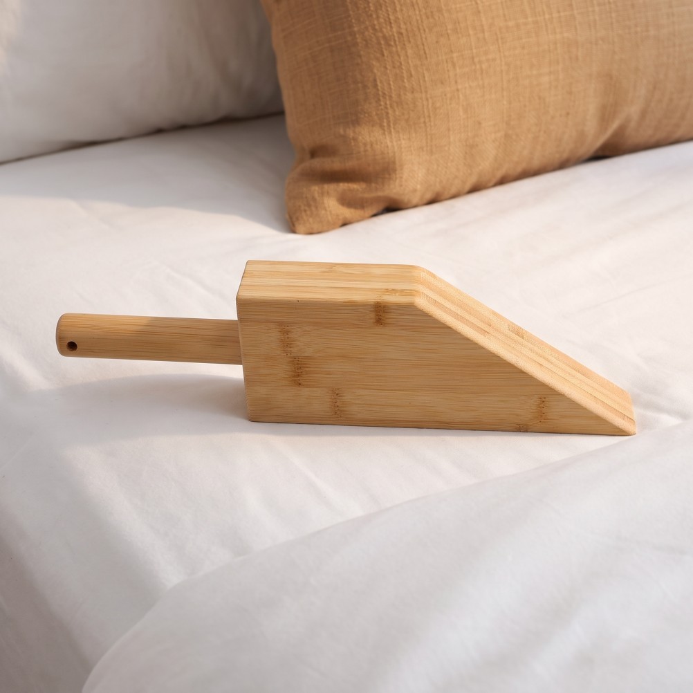 Ergonomic Bamboo Mattress Lifter for Easy Sheet Changing and Bed Making