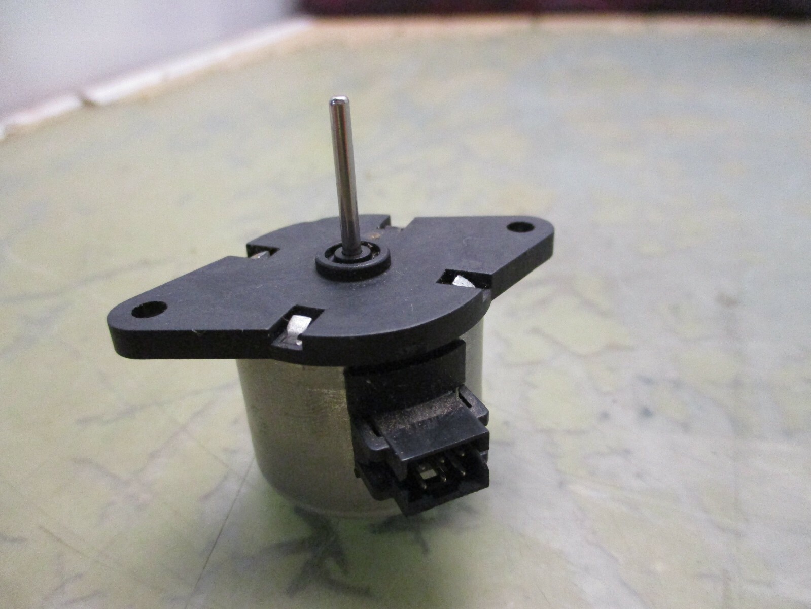 saia ucb83 oa-vd09-042-02 stepper motor 32ohms 15° [5*L-19]