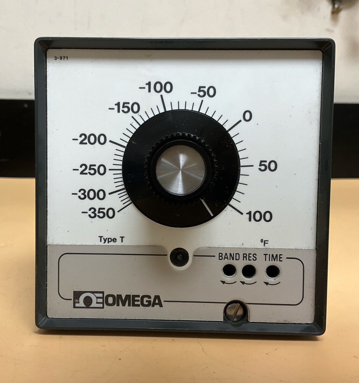 Omega Engineering Type T Temperature Controller E924-T08-A20