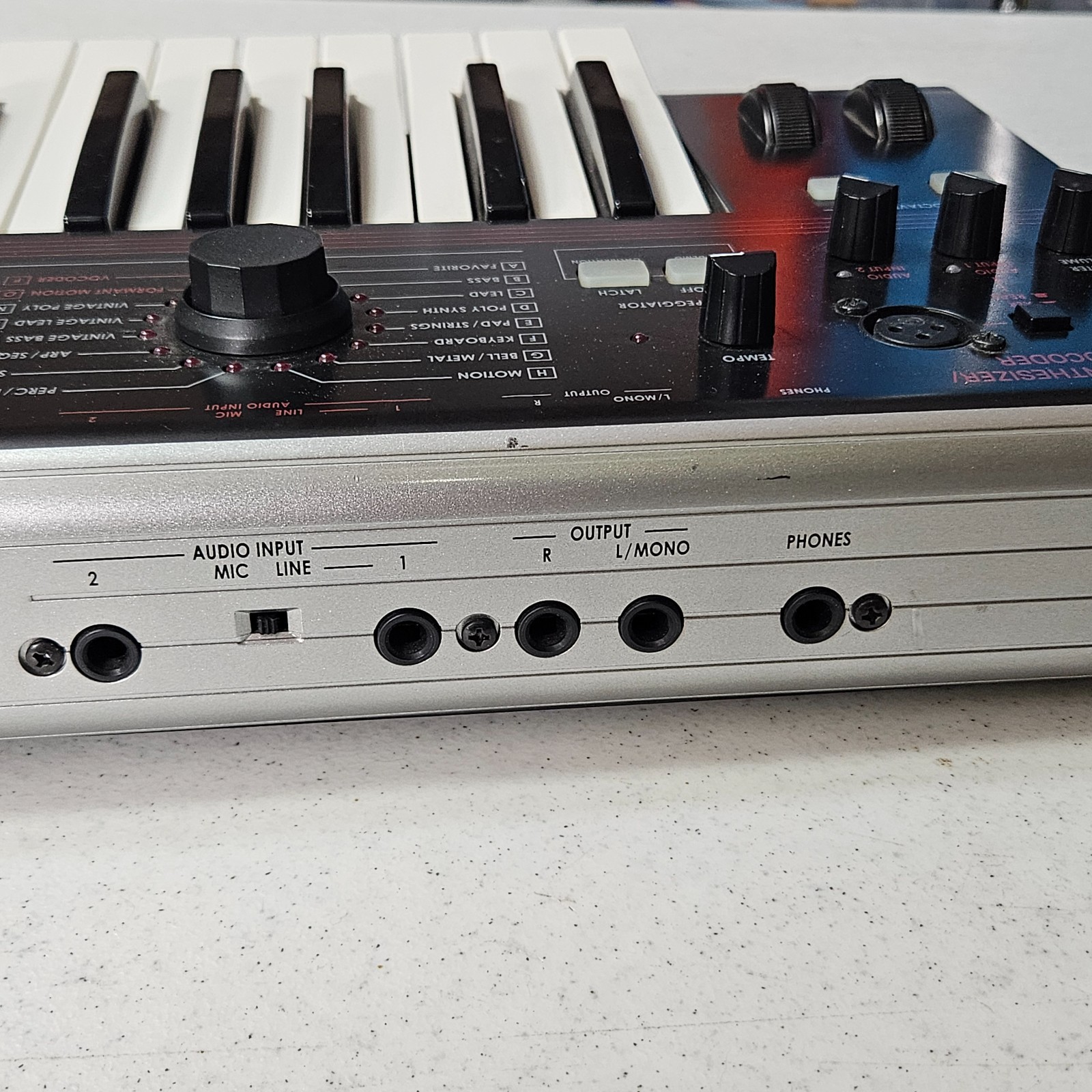 Korg R3 37 key Keyboard Vocoder Synth, with Mic + Power Supply