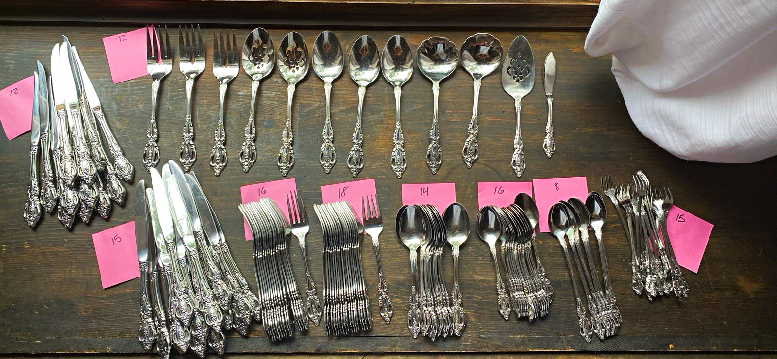 Oneida Silver Deluxe Flatware Set w/ Serving Pieces Set. 126 Pieces