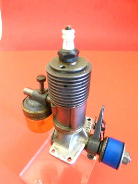 VINTAGE 1939 BROWN JR (D) SPARK IGNITION ENGINE COMPLETE WITH TANK GOOD COND.