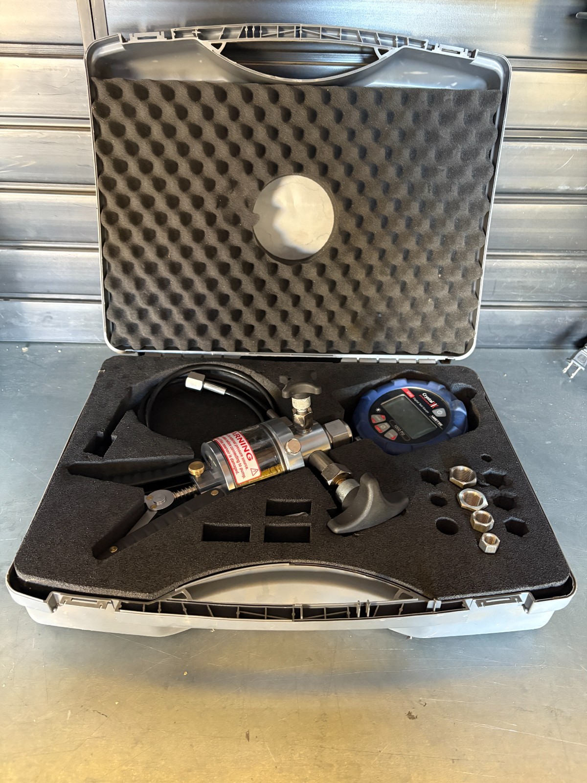 Wika CPP1000-H Hand Pump with Crystal XP2i Test Gauge (0-1000psig)