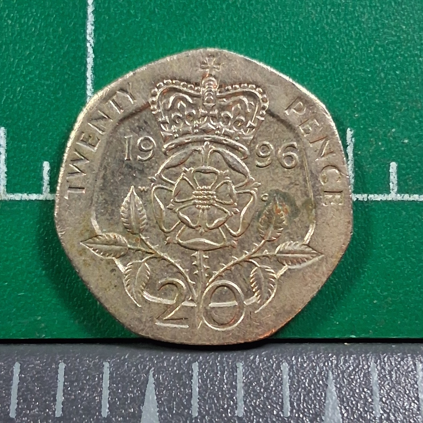 1996 UK 20 Pence Elizabeth II / Crowned Tudor Rose Cupro-Nickel Coin