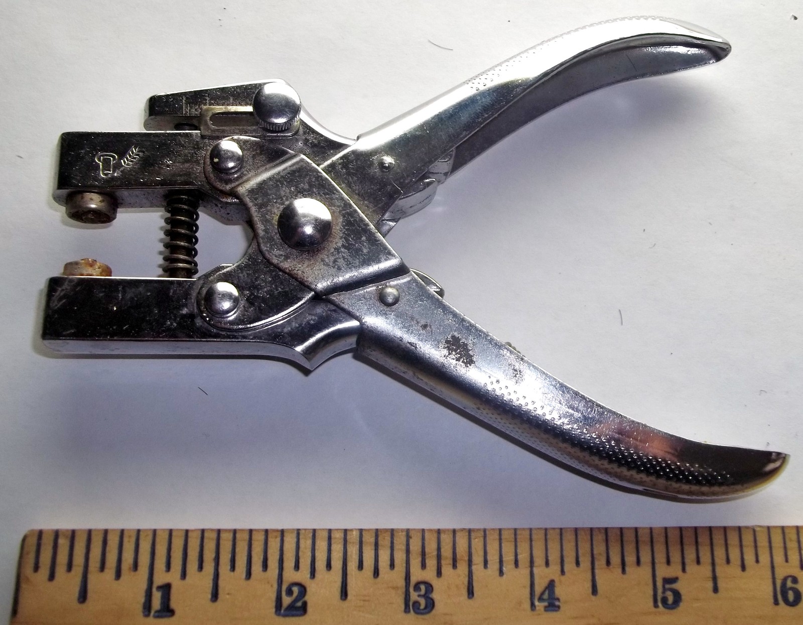 Dual hole punch with adjustable setting_____1788/2