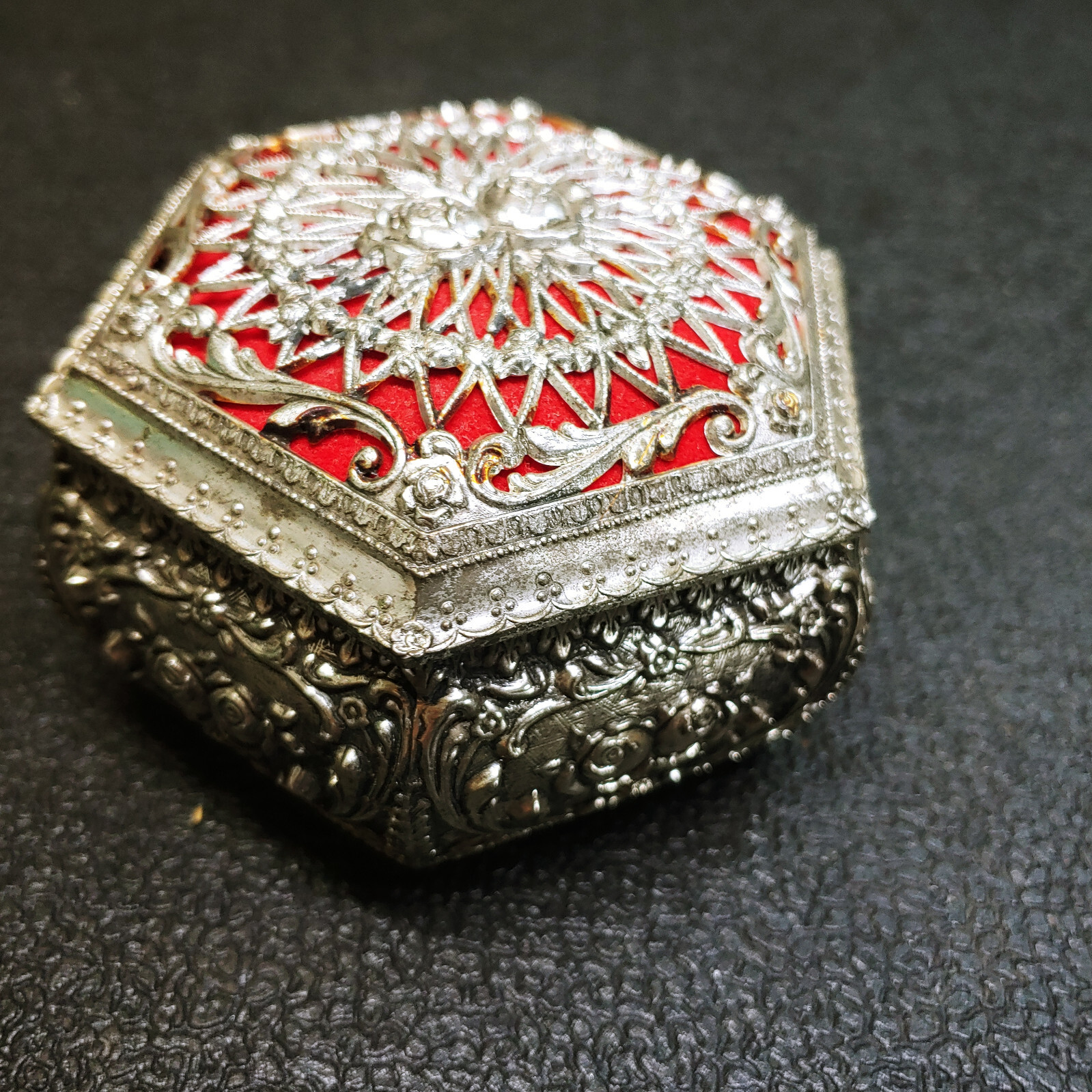 Embossed 3D Floral Footed Trinket Jewelry Metal Boxes Felt Lined