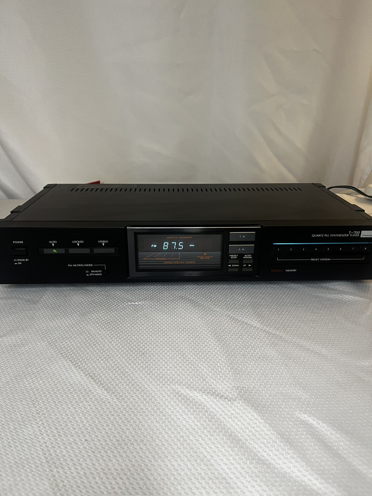 SANSUI T-700 SYNTHESIZER TUNER QUARTZ  Powers On