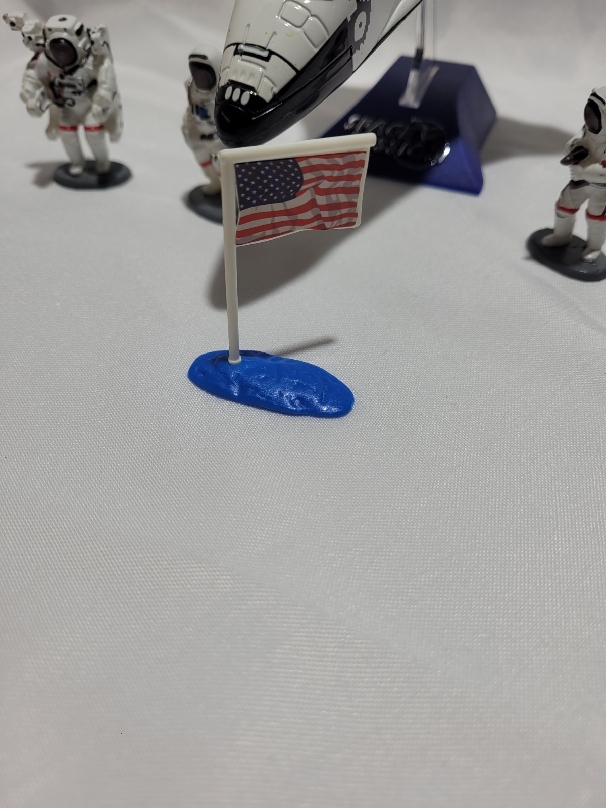 Space Shuttle - Astronauts and Display Stand Set1/200 Scale Diecast