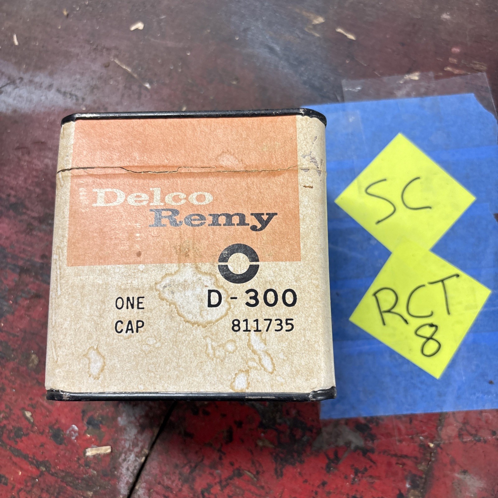 Vintage Delco Remy D300 811735 Distributor Cap Case/International Harvester 580C