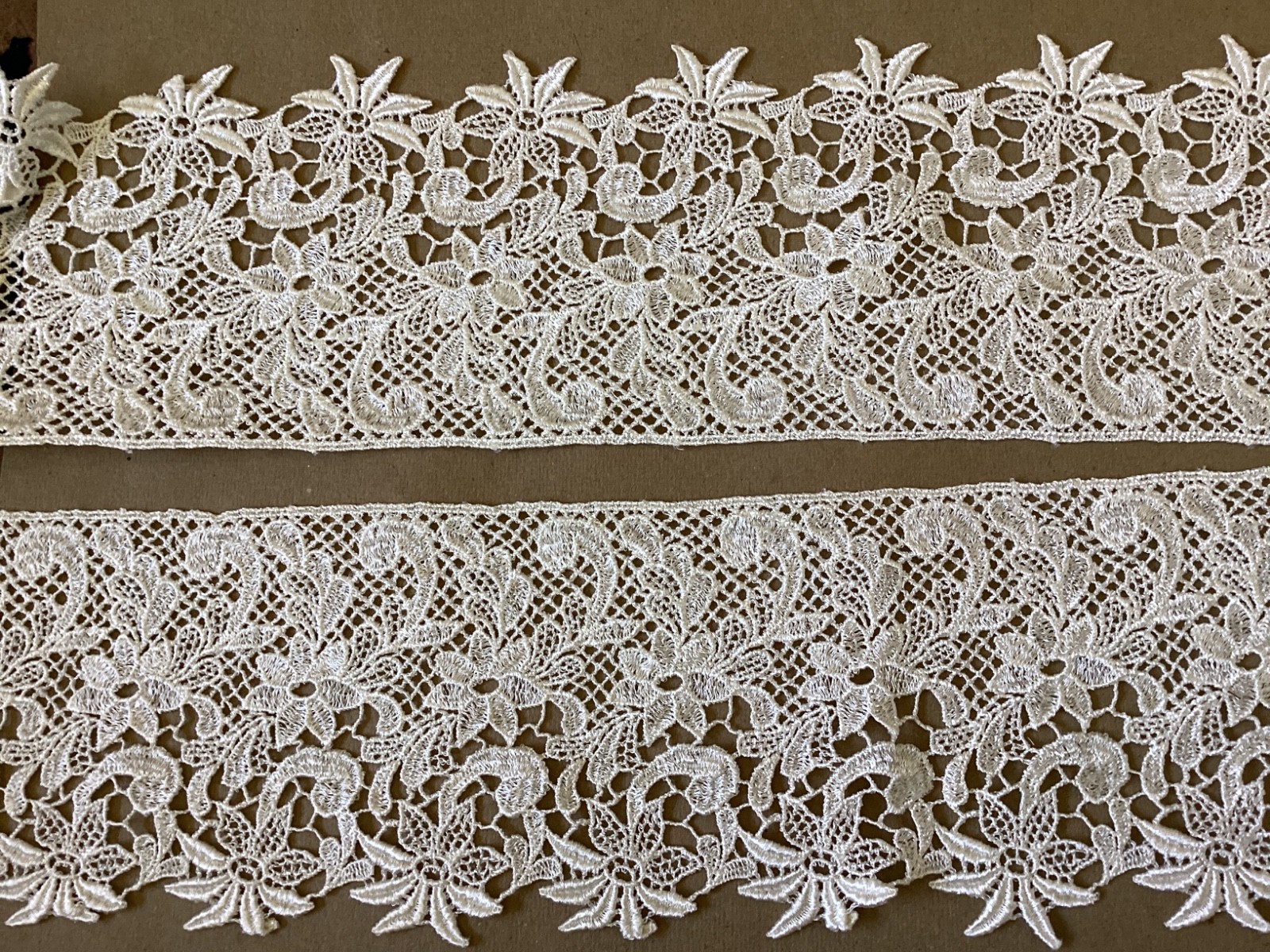 9 1/4 YDS SCALLOPED NATURAL FLORAL RAYON VENISE LACE EDGE.