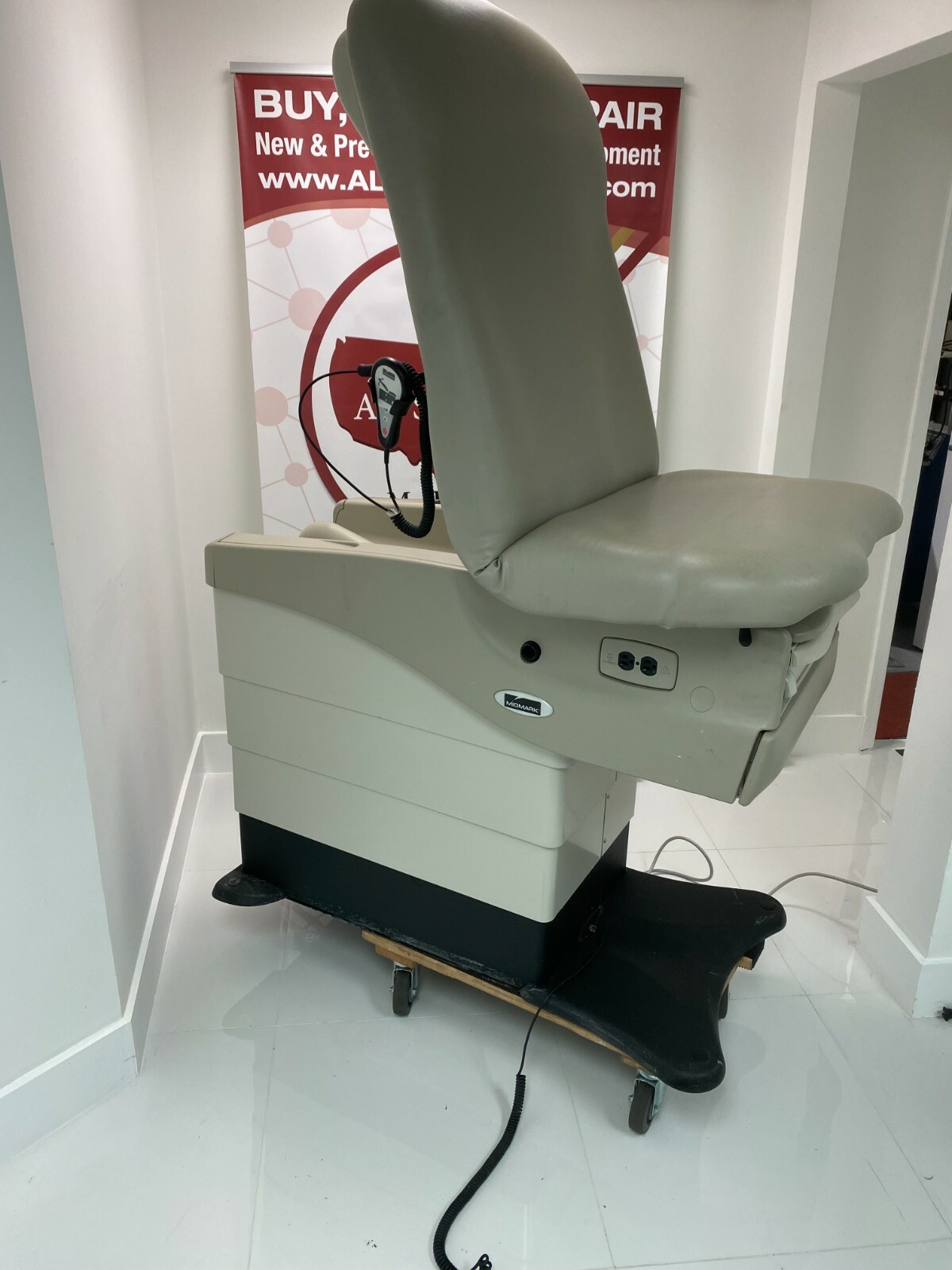 Midmark 625 Hi / Low Power Table With New Upholstery