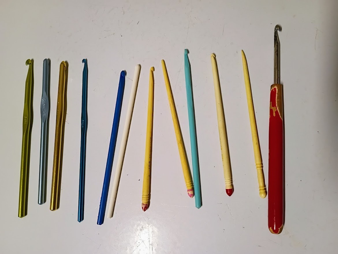 Vintage 11 Crochet Hooks + Stitch Aid,  Boye Bates + 000 Germany