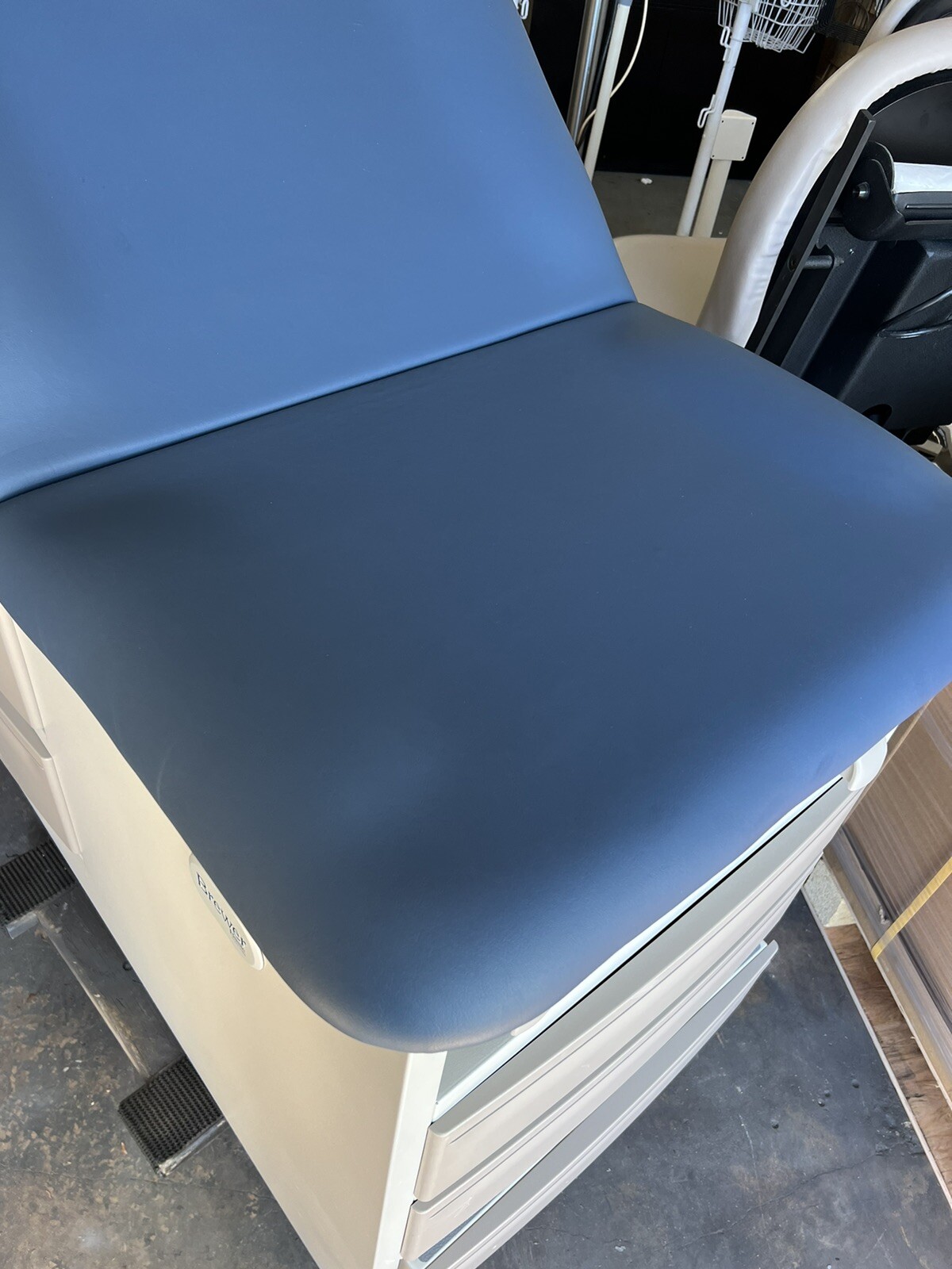 Brewer 4000 Basic Exam Table, Blue Fog - READ DESCRIPTION