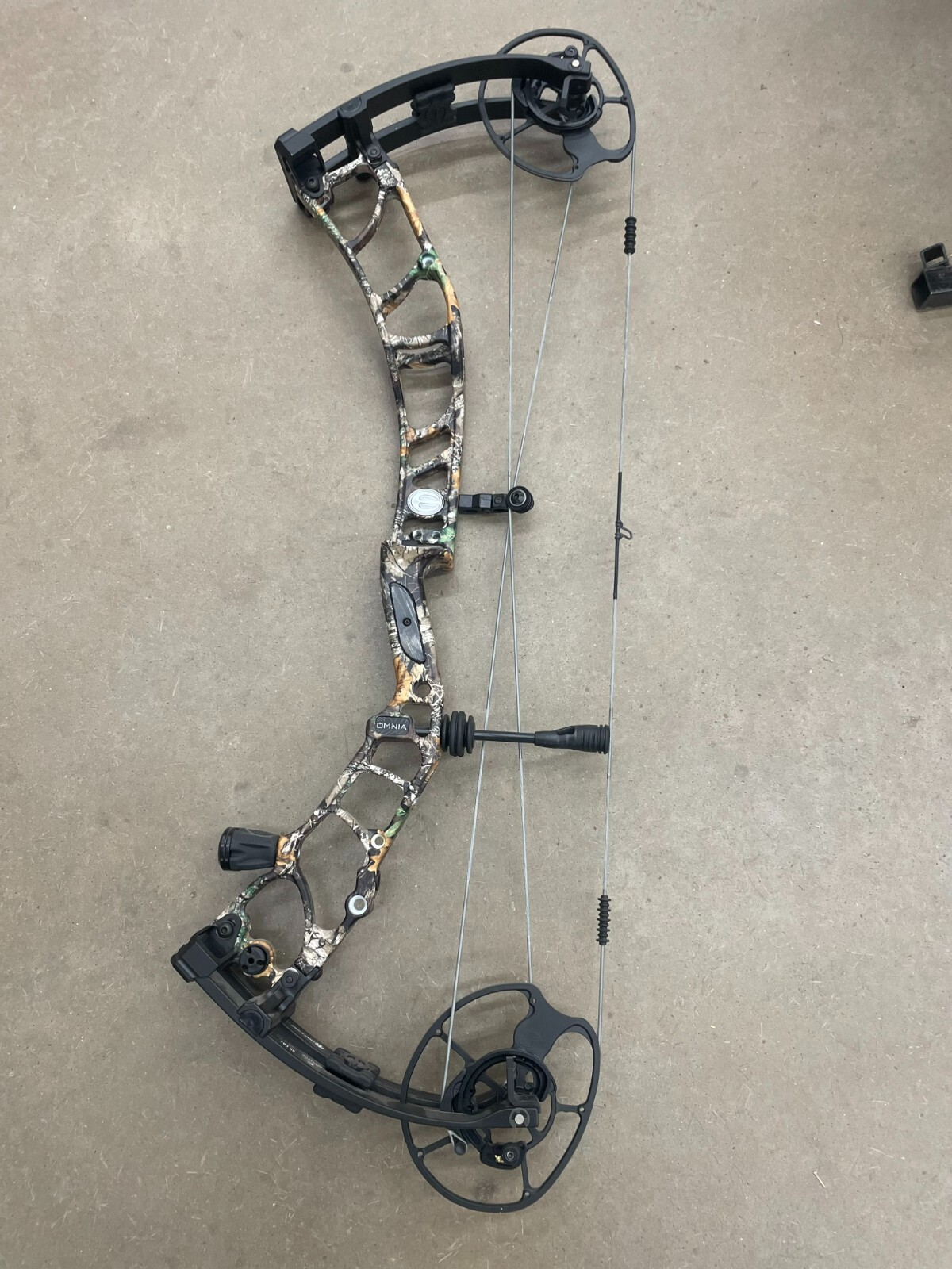 Elite Omnia Compound Bow