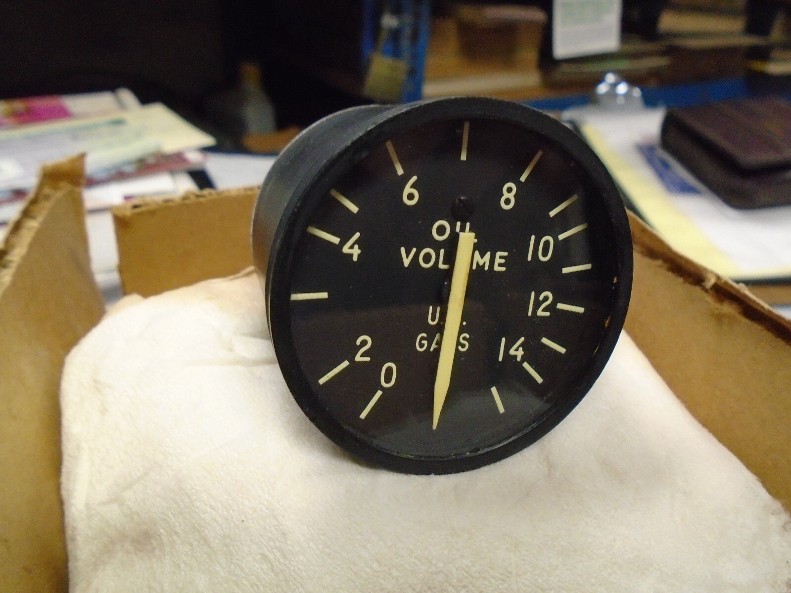 AIRCRAFT SIMMONDS PRECISION INDICATOR OIL VOLUME EA-100ANH146 28 VOLT