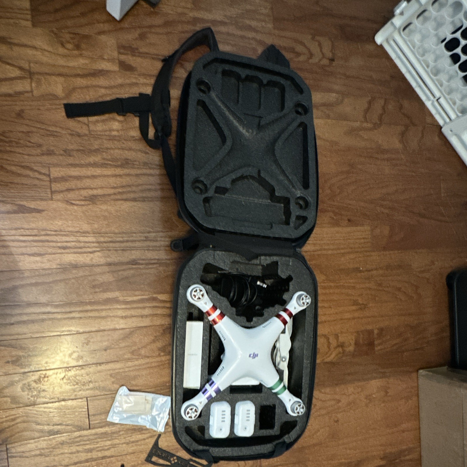DJI Phantom 3 White Quadcopter Drone w/ Camera Remote 2 Batteries Charger Case