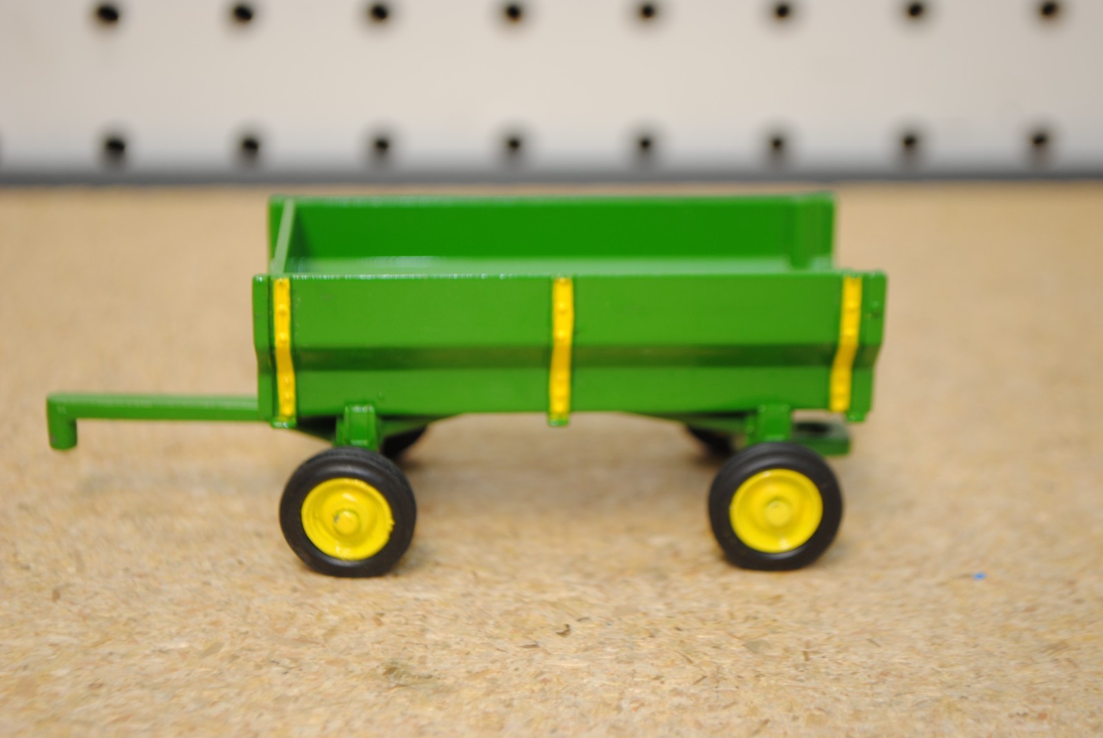 1/43 Ertl 5637 John Deere Vintage Flare Box Wagon