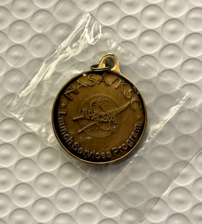 NEW / SEALED LAUNCH SERVICES PROGRAM NASA KSC COIN Key Ring Expendable Vech.