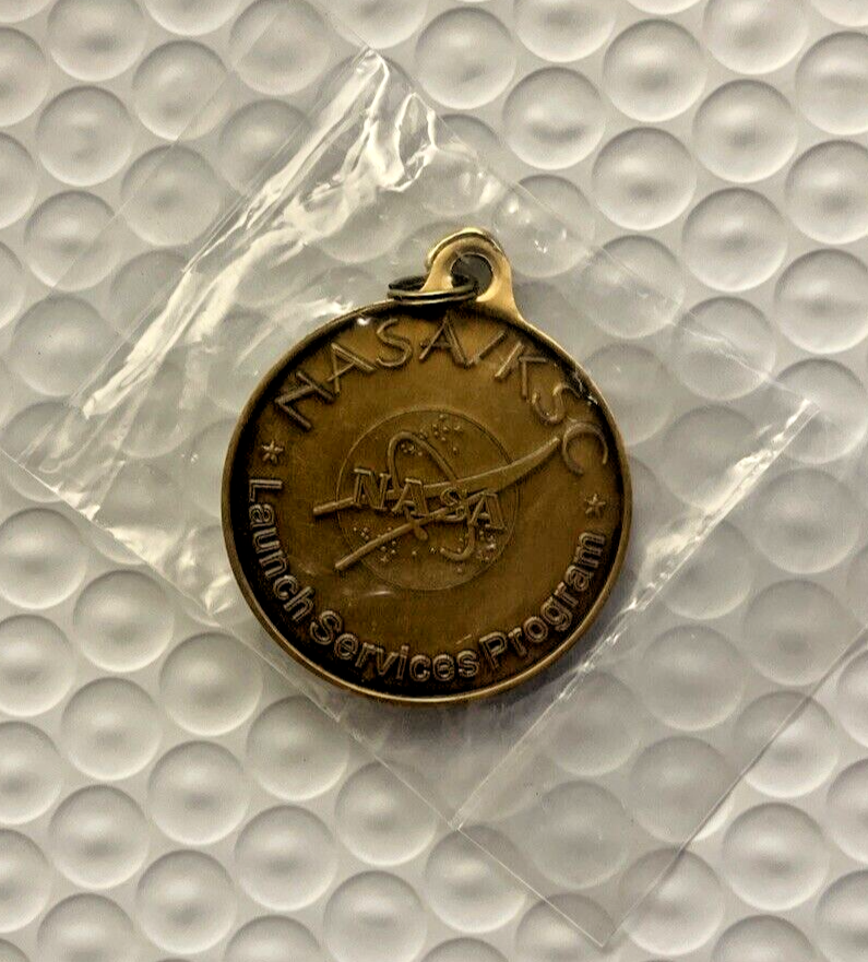 NEW / SEALED LAUNCH SERVICES PROGRAM NASA KSC COIN Key Ring Expendable Vech.