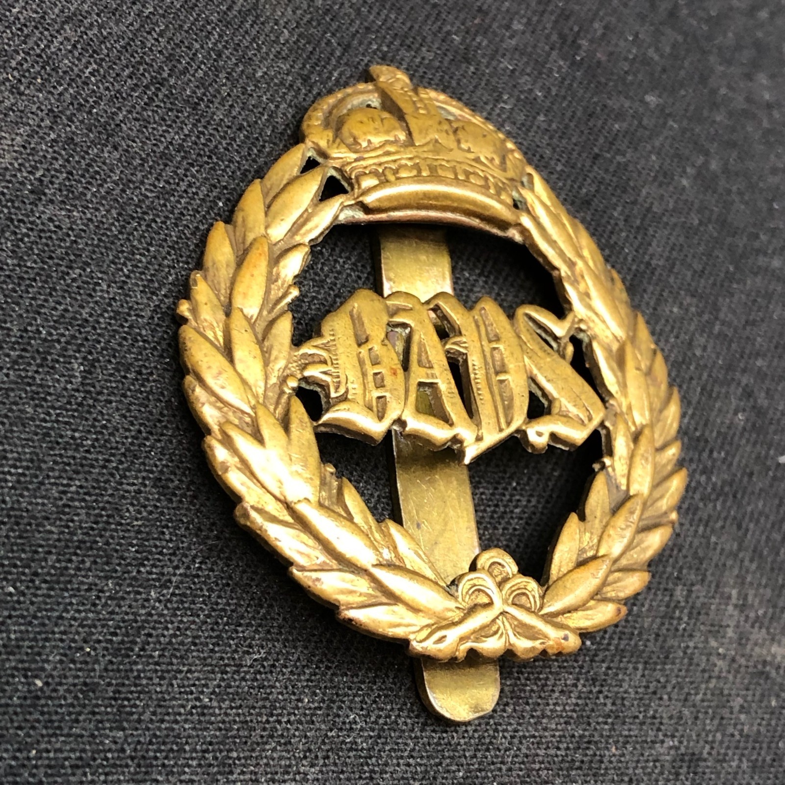 2nd Dragoon Guards (Queen's Bays) - Original British Army Cap Badge