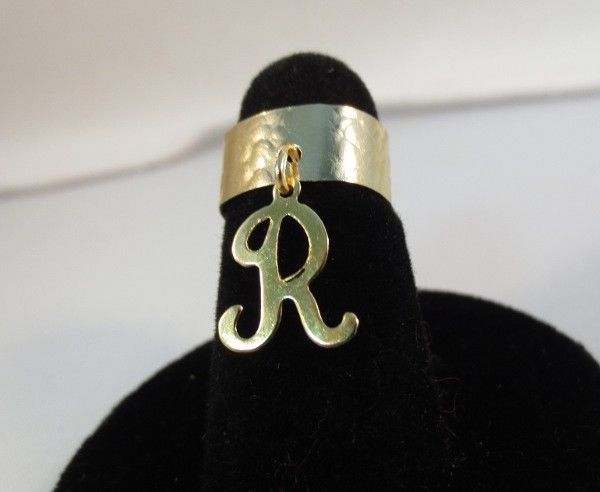14KT GOLD EP  DANGLE INITIAL R TOE RING IN A HAMMERED RING