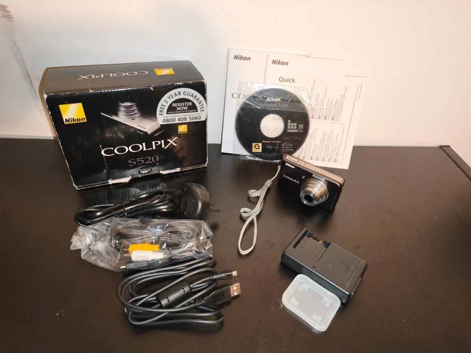 Nikon Coolpix S520 Compact Digital Camera 3x Zoom VR Image Stabilization