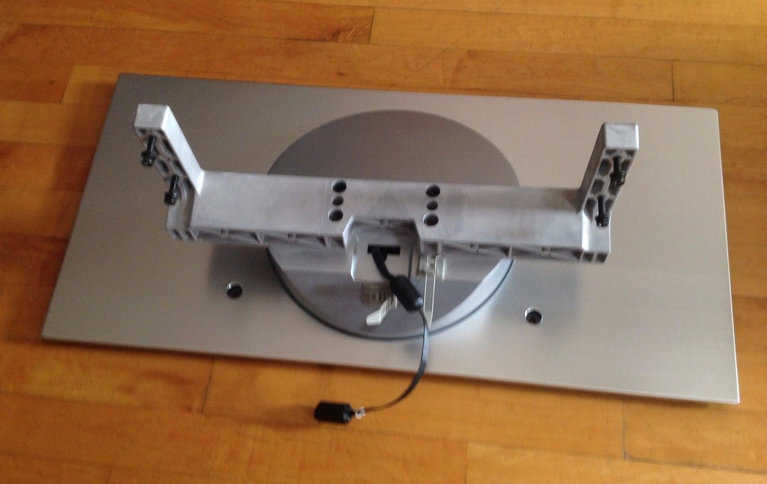 HITACHI LCD SILVER TV BASE STAND MODEL 32HDL51 WITH 4 SCREWS Included