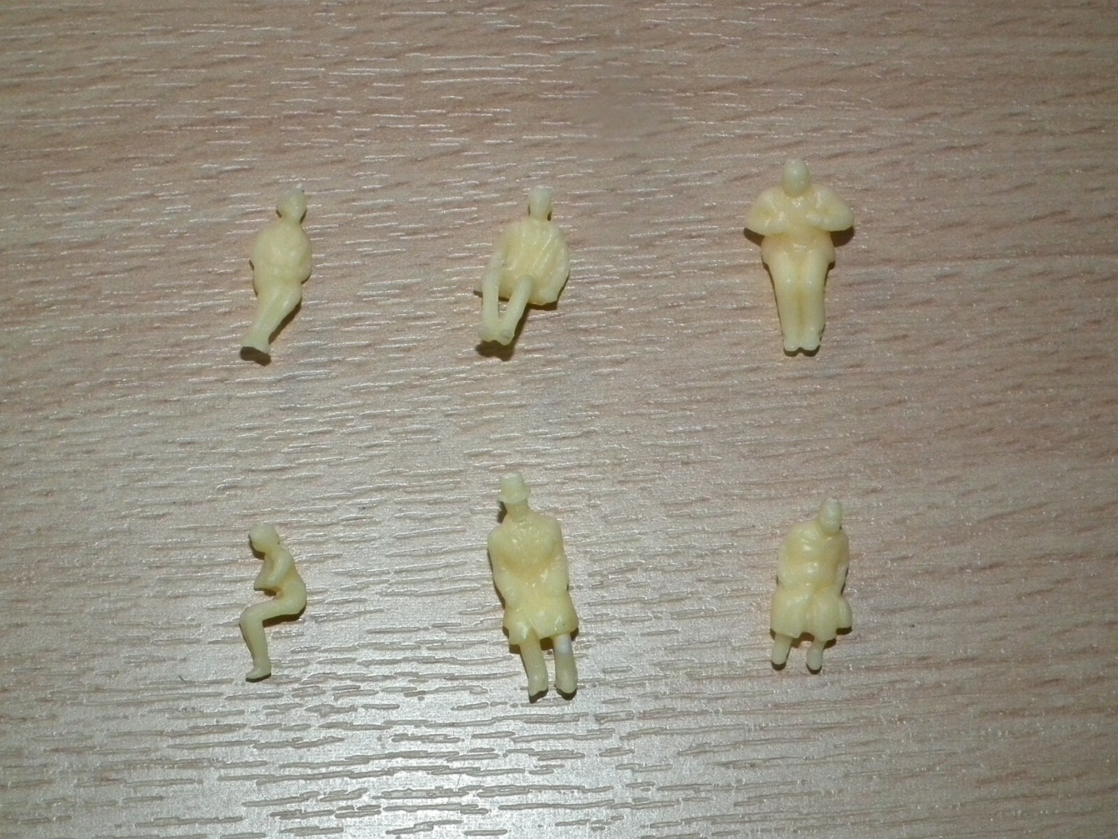 Model Train Unpainted Seated People Figures x 20 Assorted HO-OO Scale