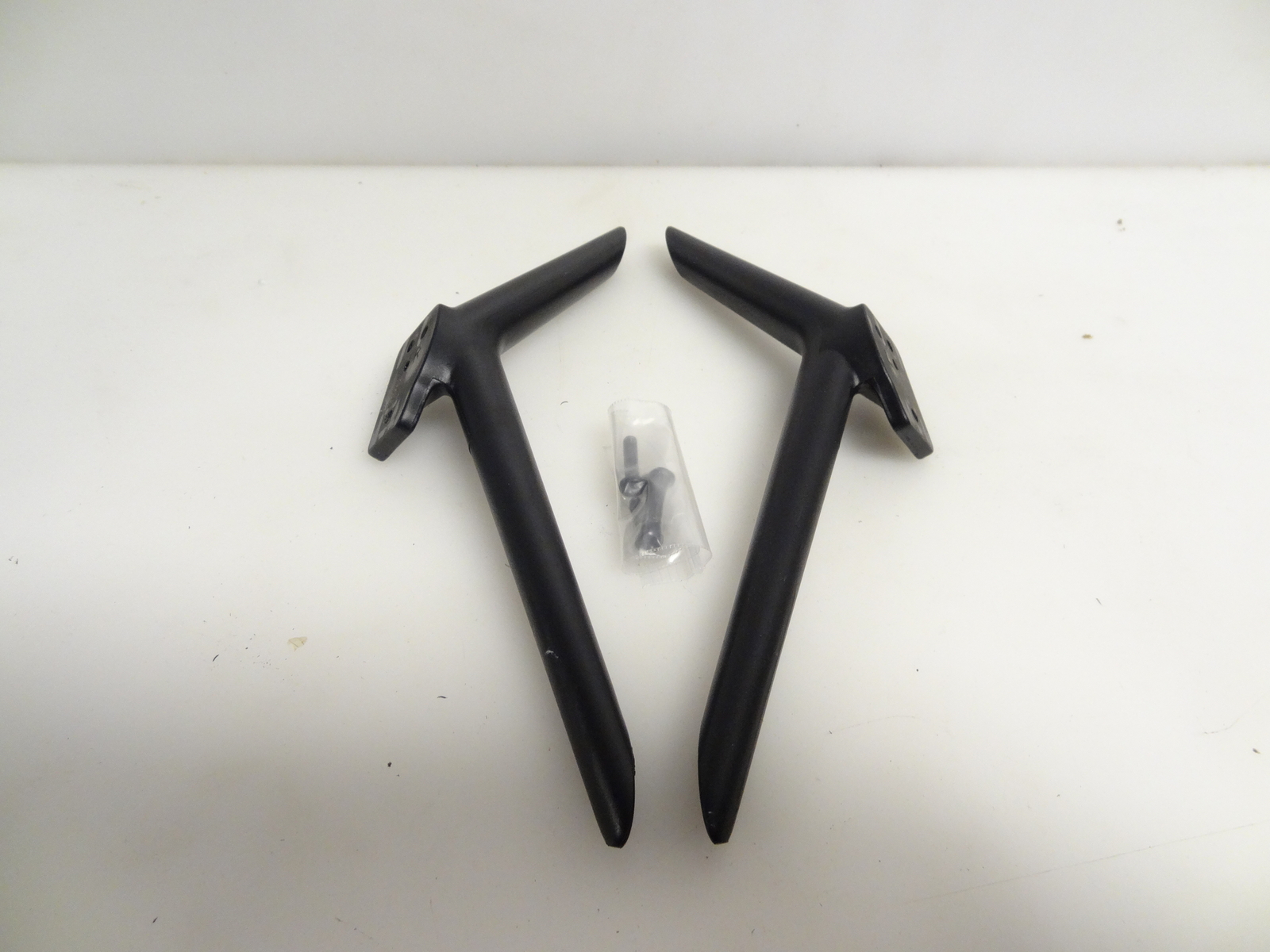 Polaroid 43GSR4100KL 43T7U Stand Legs W/Screws