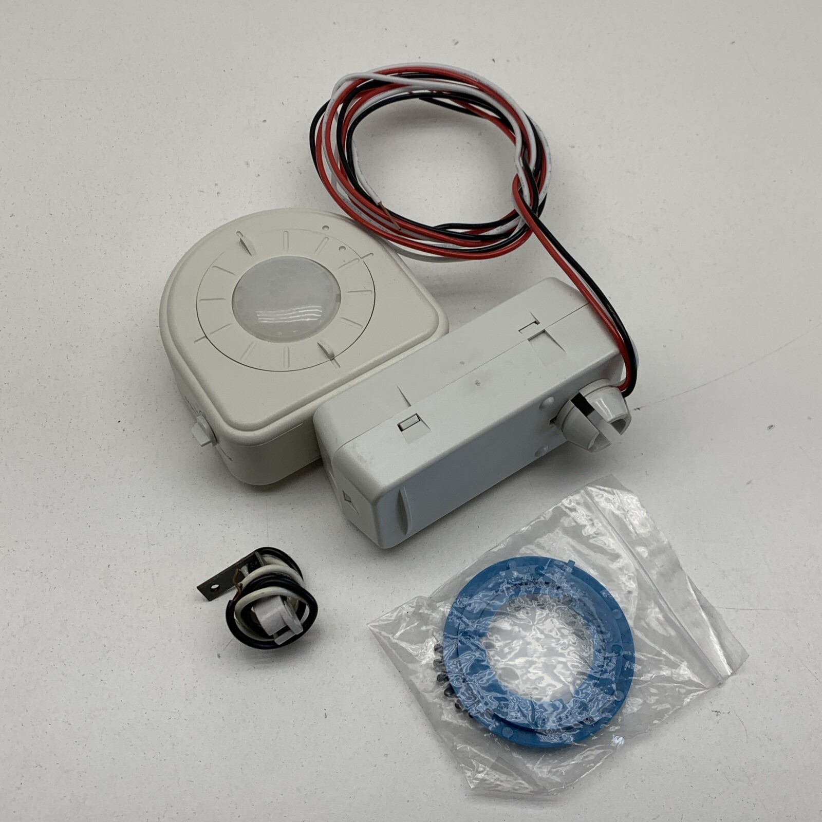 Leviton OSFHU-LTW Fixture-Mount PIR High Bay 360° Occupancy Sensor 120/277/347V