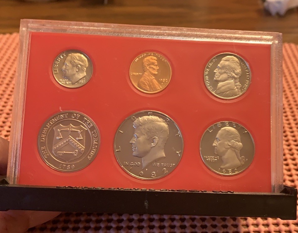 1982-S PROOF SET / EXTREMELY RARE / HARD TO FIND / UNC / ONLY (3,857,479) MINTED