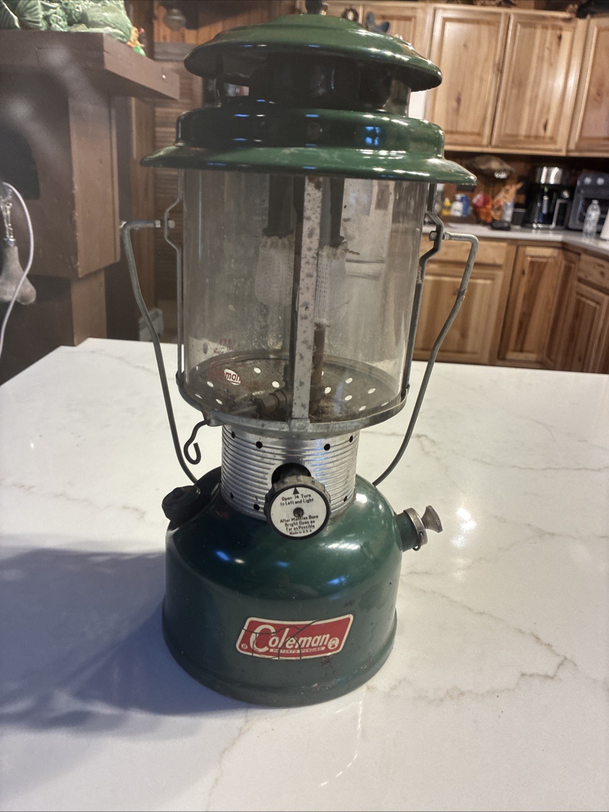 Vintage COLEMAN Lantern DOUBLE MANTLE LANTERN MODEL 220F 1973 w/ Pyrex Shield